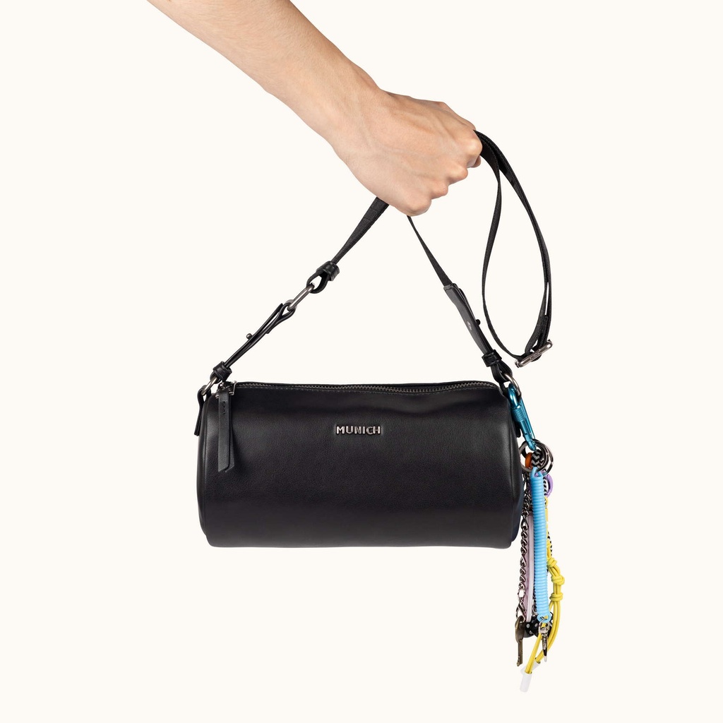 Bandolera Estilo Barrel con Charms y Asa en Cuerda CHARMS CROSSBODY BARREL BLACK (6)
