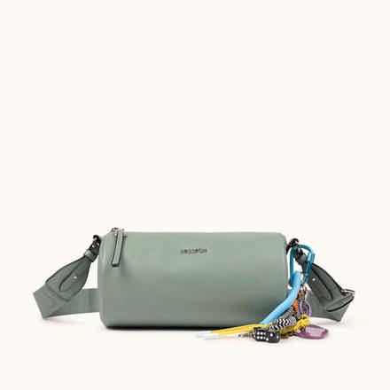 Bandolera Estilo Barrel con Charms y Asa en Cuerda CHARMS CROSSBODY BARREL BLACK (7)