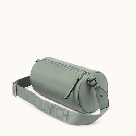 Bandolera Estilo Barrel con Charms y Asa en Cuerda CHARMS CROSSBODY BARREL BLACK (8)