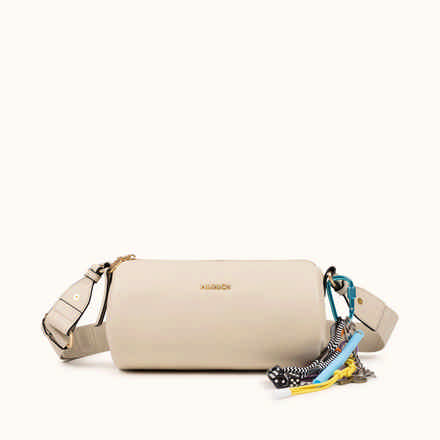 Bandolera Estilo Barrel con Charms y Asa en Cuerda CHARMS CROSSBODY BARREL BLACK (9)