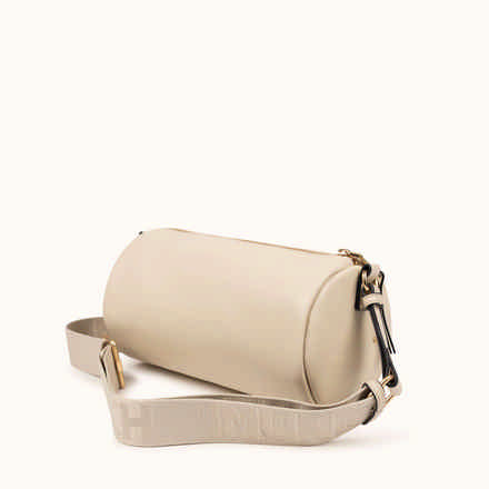 Bandolera Estilo Barrel con Charms y Asa en Cuerda CHARMS CROSSBODY BARREL BLACK (10)