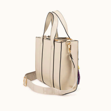 Bolso Crossbody Tote Negro con Charms y Doble Asa CHARMS CROSSBODY TOTE BLACK (8)