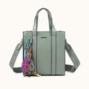 Bolso Crossbody Tote Crema con Charms y Bandolera Logotipada CHARMS CROSSBODY TOTE CREAM (9)