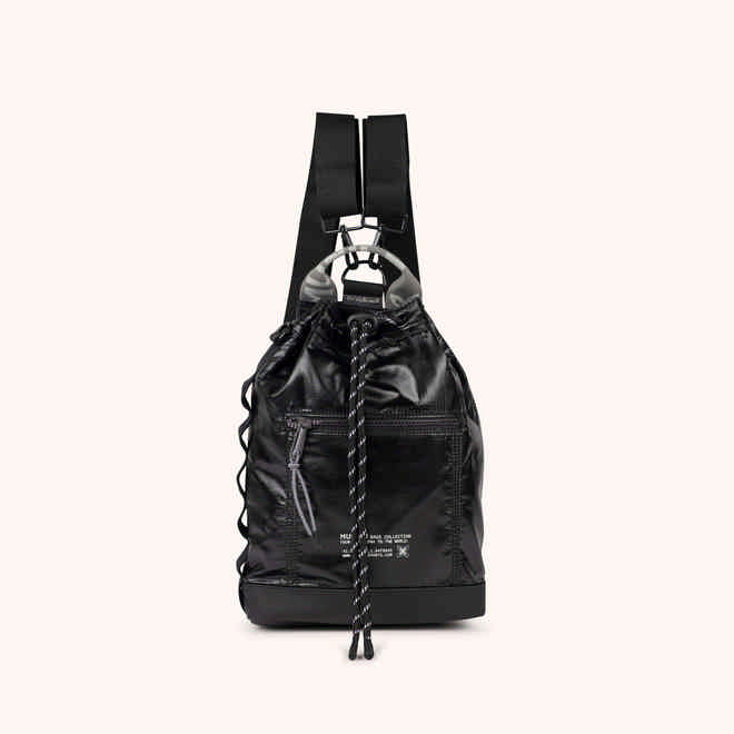 Mochila Saco Adaptable en Poliamida Reciclada DEEP RECYCLED DRAWSTRING BACKPACK BLACK (1)