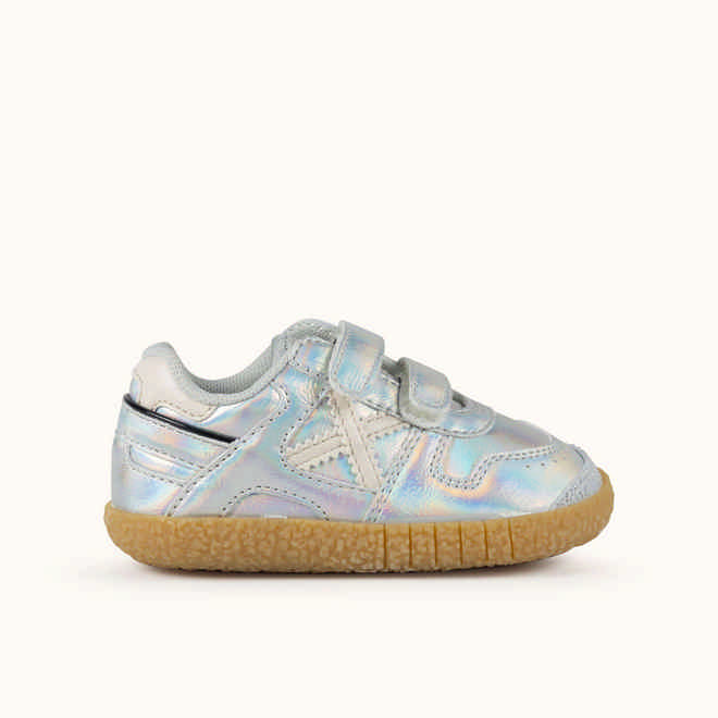 MUNICH BABY GOAL 1629 Zapatilla de BebÃ© Plateada con Efecto HologrÃ¡fico y Doble Velcro (1)