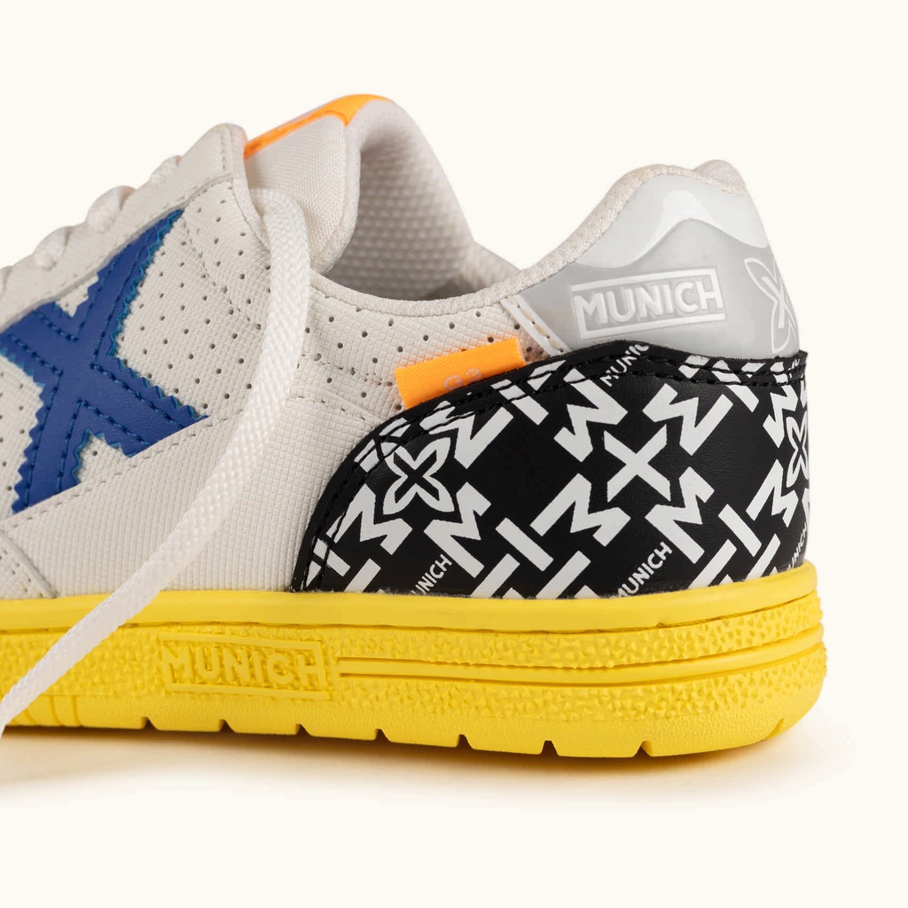 MUNICH G-3 KID 463 Kids' indoor football shoes in white with a yellow sole and blue details. (3)