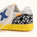 MUNICH G-3 KID 463 Kids' indoor football shoes in white with a yellow sole and blue details. (3)