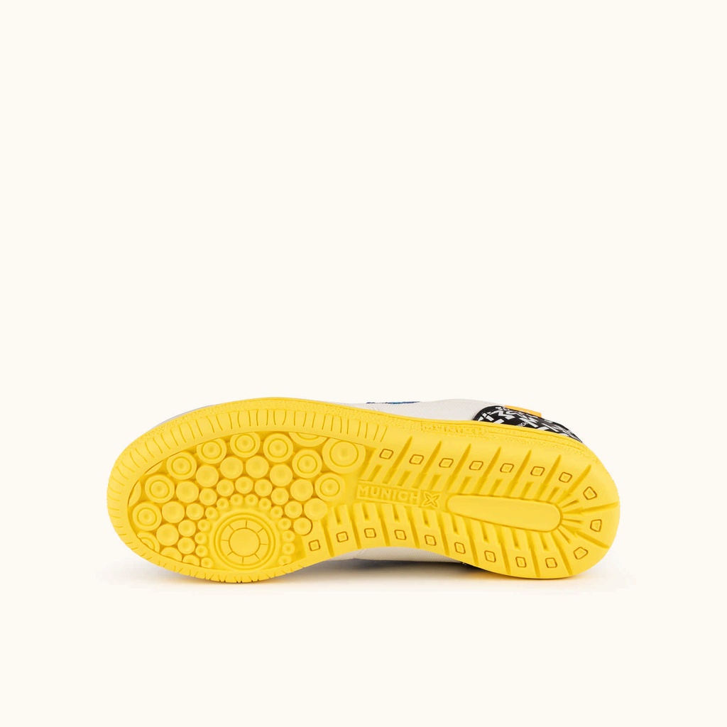 MUNICH G-3 KID 463 Kids' indoor football shoes in white with a yellow sole and blue details. (5)