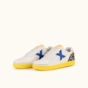 MUNICH G-3 KID 463 Kids' indoor football shoes in white with a yellow sole and blue details. (6)