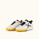 MUNICH RONDITO KID 21 Children's indoor football shoes in white with a black logo, yellow details, and elastic laces. (6)