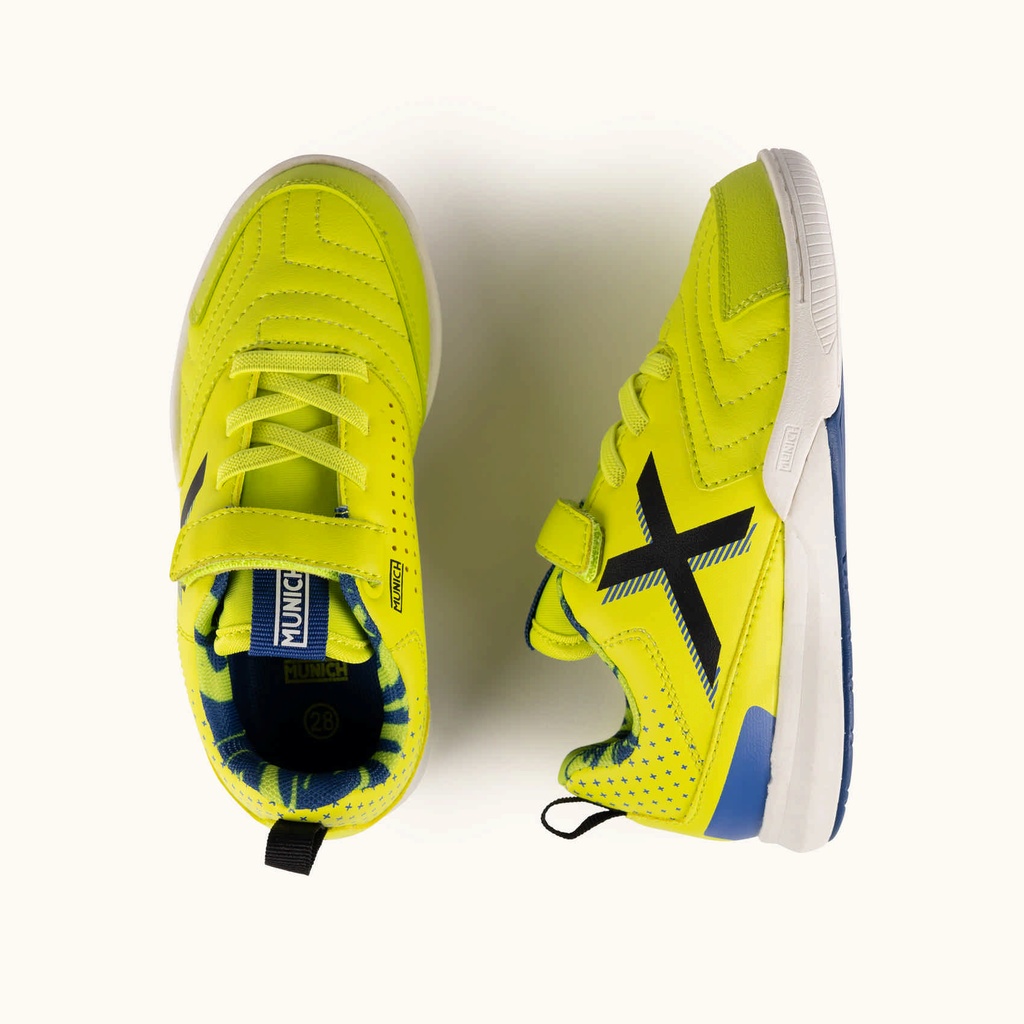 MUNICH RONDITO KID 22 Children's indoor football shoes in yellow with a black logo, blue details, and elastic laces. (7)