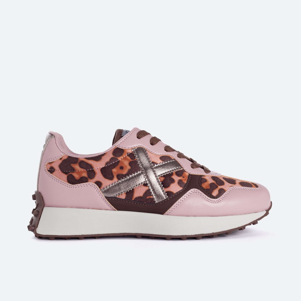 [8907028-36] MUNICH ROAD WOMAN 28 (36)