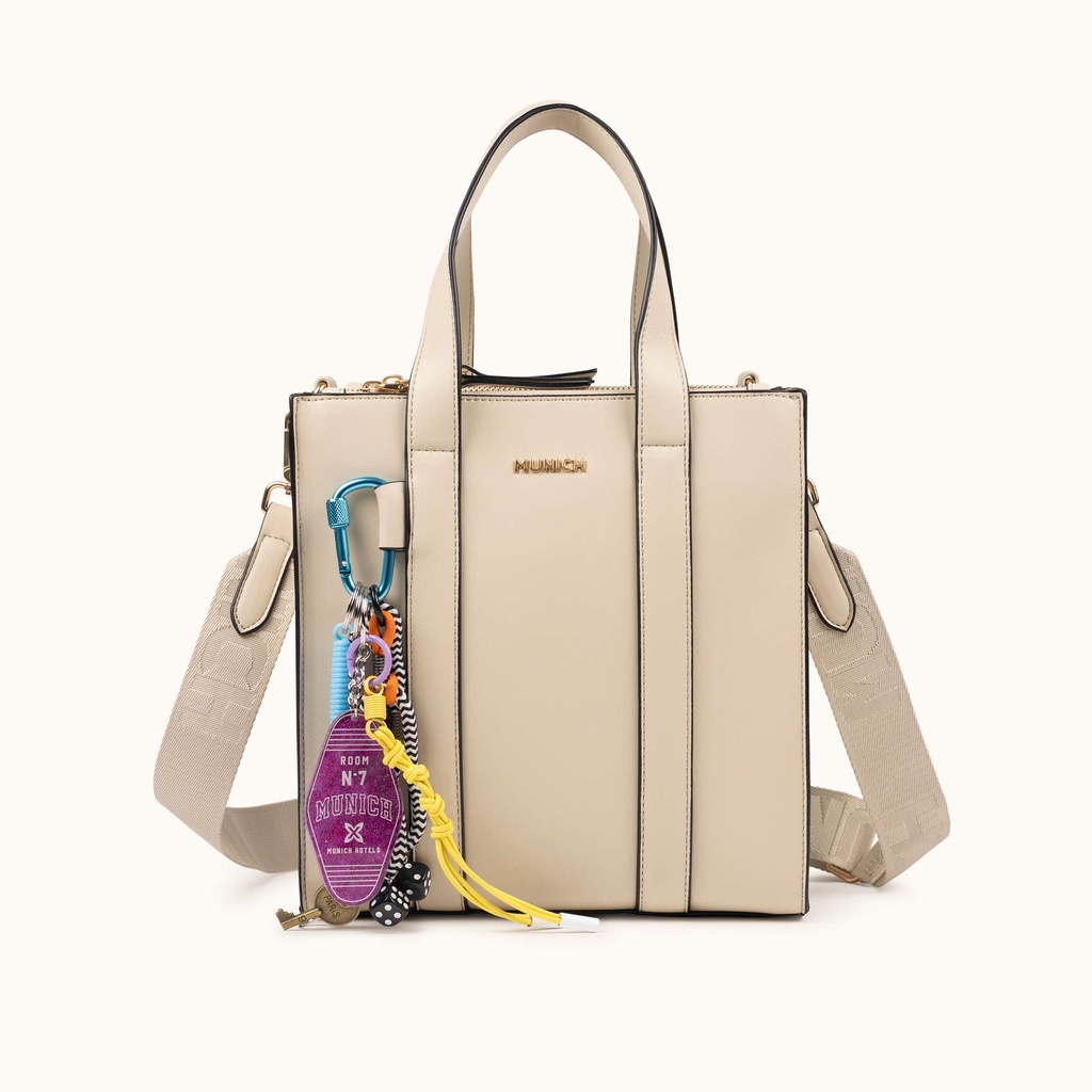 Bolso Crossbody Tote Crema con Charms y Bandolera Logotipada CHARMS CROSSBODY TOTE CREAM
