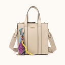 Bolso Crossbody Tote Crema con Charms y Bandolera Logotipada CHARMS CROSSBODY TOTE CREAM